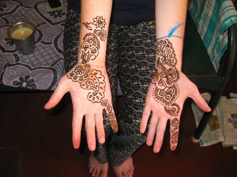 Henna-dye-while-teaching-and-traveling-in-India