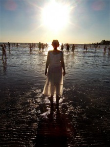 A worshiper praying to Yemanja, goddess of the ocean. Photo by Vince Alongi on Flickr